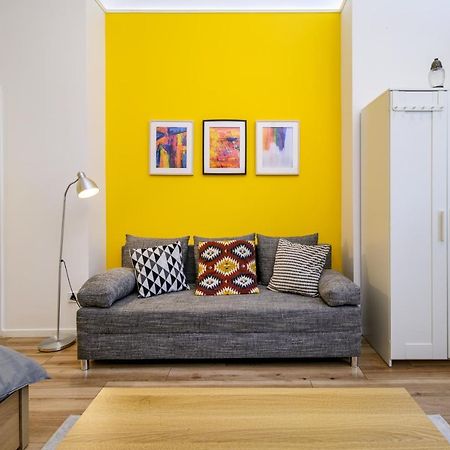 Stylish Yellow Suite In The Heart Of Budapest Exterior foto