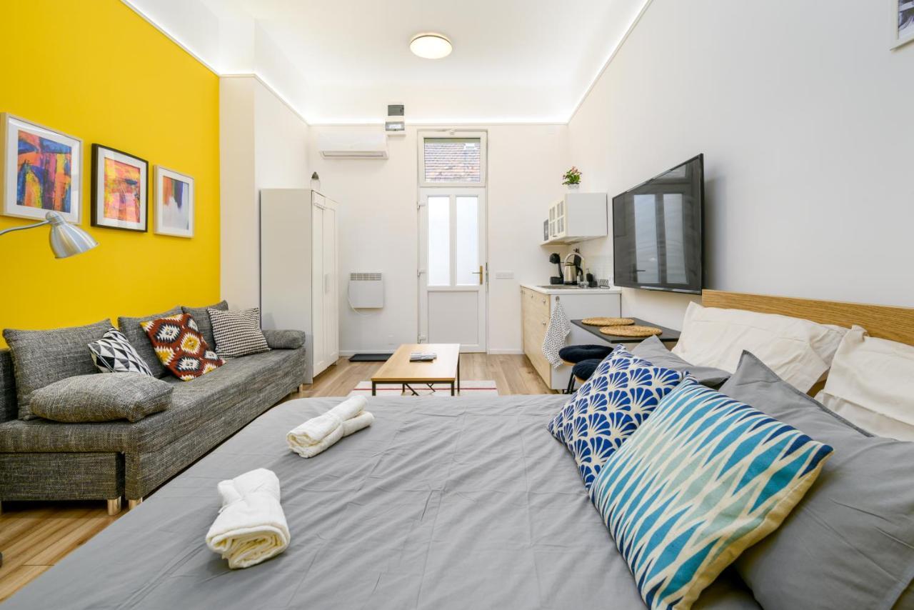 Stylish Yellow Suite In The Heart Of Budapest Exterior foto