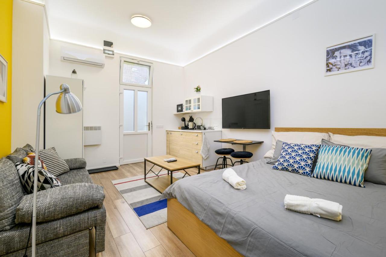 Stylish Yellow Suite In The Heart Of Budapest Exterior foto