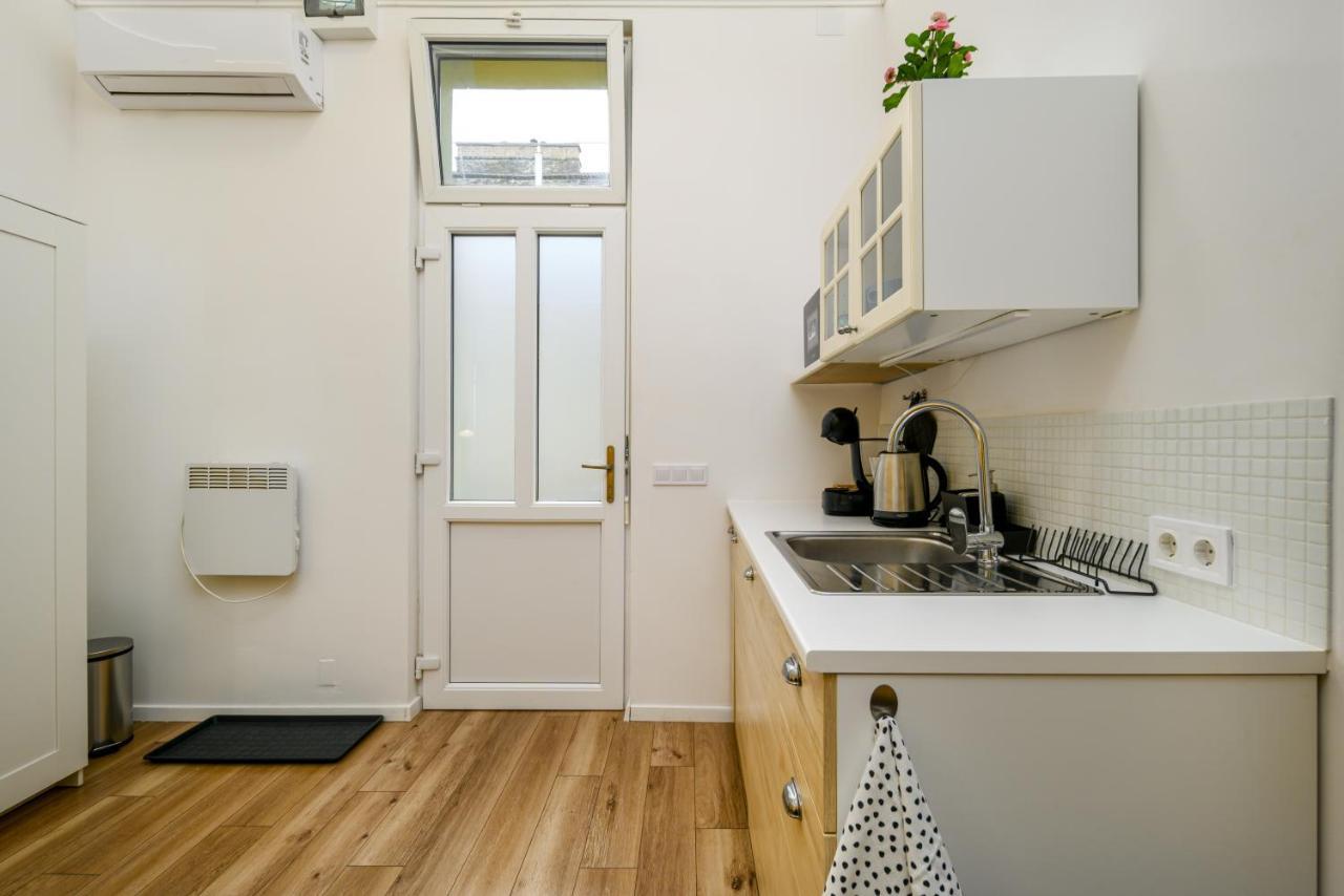 Stylish Yellow Suite In The Heart Of Budapest Exterior foto