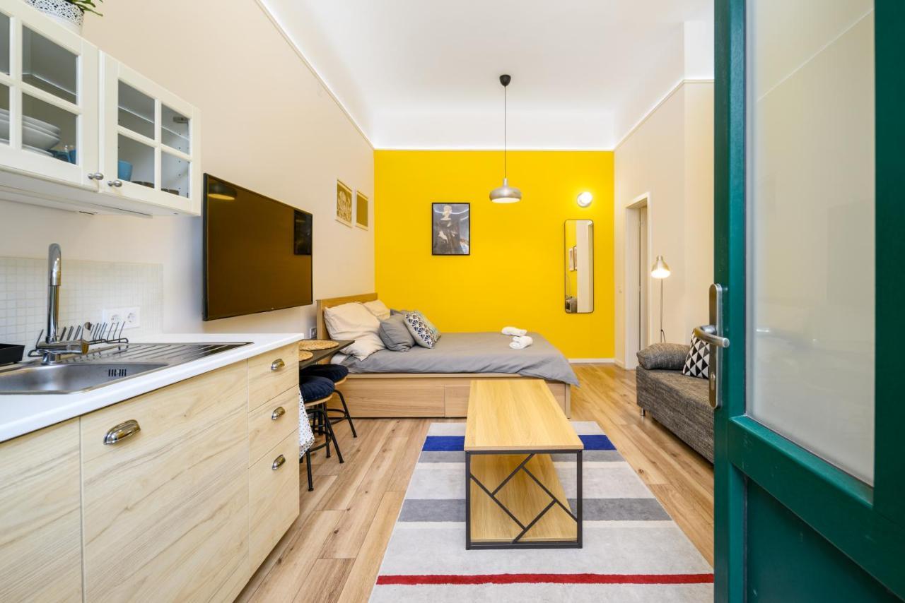 Stylish Yellow Suite In The Heart Of Budapest Exterior foto